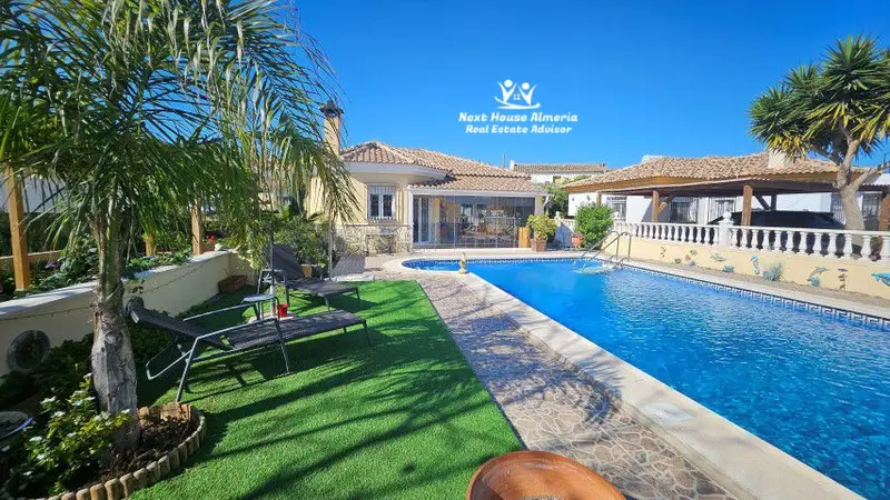 Villa en Venta Arboleas 3 Dormitorios Piscina Privada Anexo