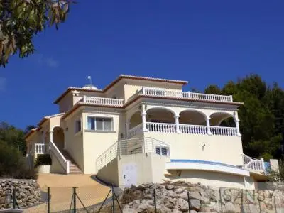 Casa Chalet en Jávea con Vistas Panorámicas y Piscina Infinity