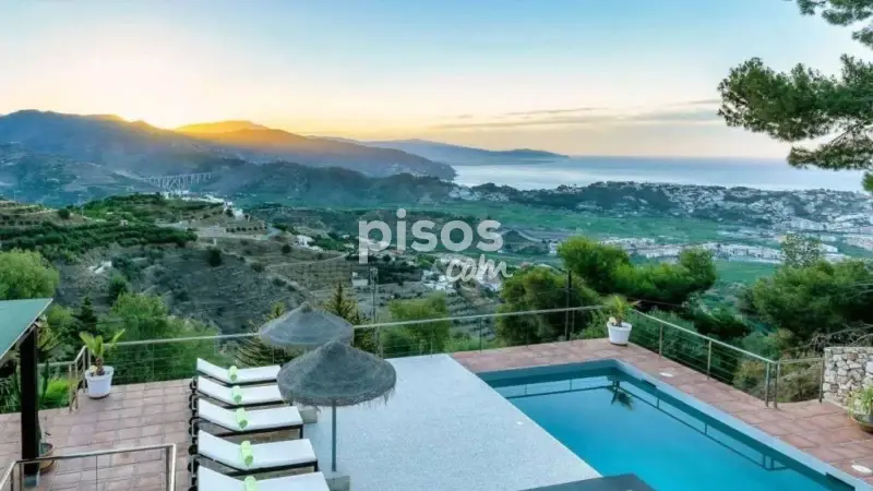 Villa de Lujo en Almuñécar con Vistas al Mar