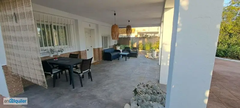 Chalet en Alquiler Anual en Dénia con Terraza y Piscina