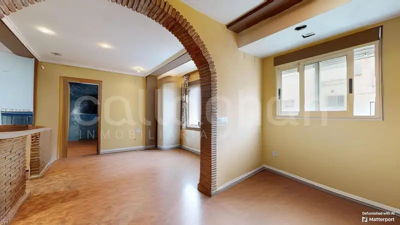 Piso en venta en Cabanyal Valencia: 2 habitaciones, reformado, galería y trastero