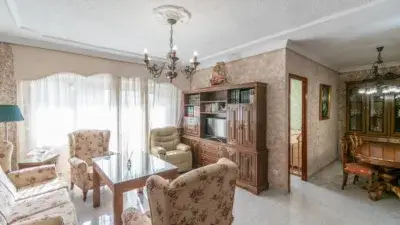 Piso en venta en el centro del pueblo con terraza y vistas a Sierra Nevada