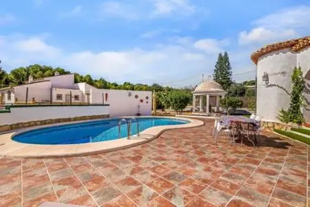 Villa en Jávea con Vistas a la Montaña y Piscina Privada