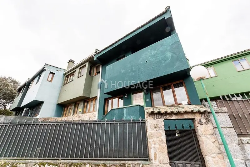 Chalet Adosado en Hoyo de Manzanares con Vistas a la Montaña