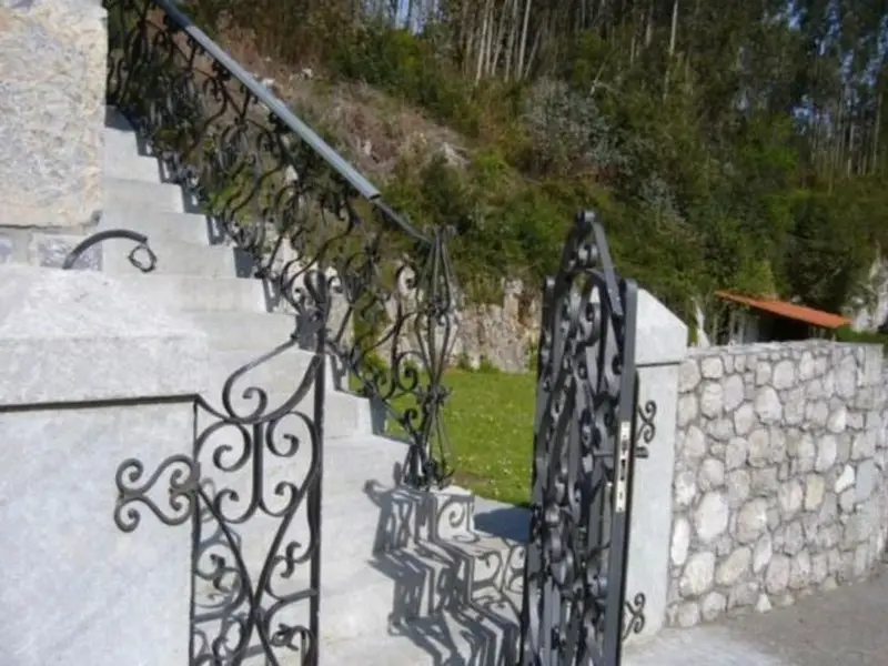 Chalet en Llanes con dos viviendas y jardin