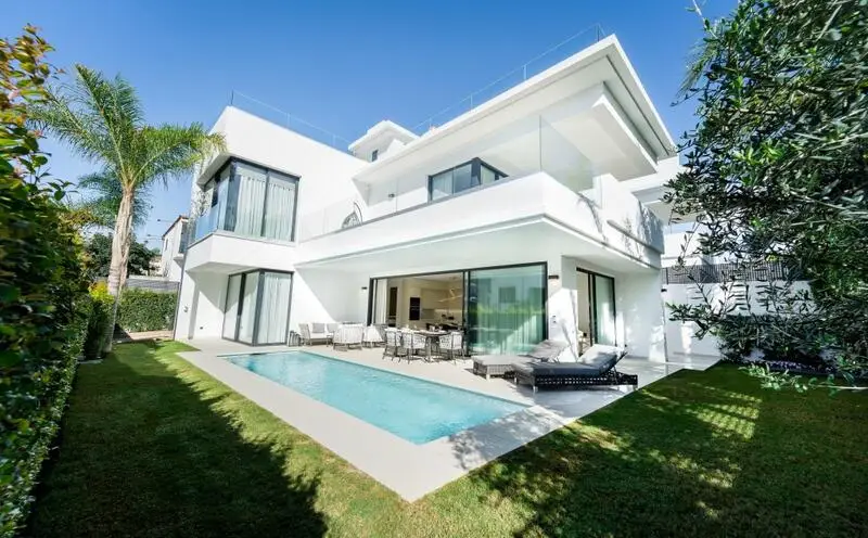 Villa de Lujo en Primera Línea de Playa en Marbella