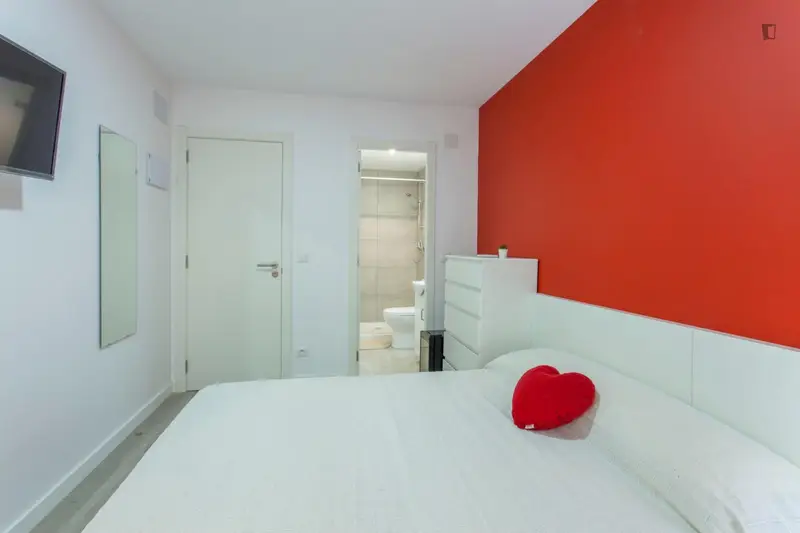 Habitacion Doble con Baño Privado en Piso Compartido