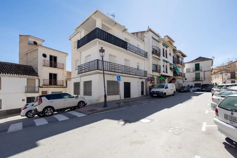 Venta Local Comercial Huetor Santillan 130m2 7 Escaparates