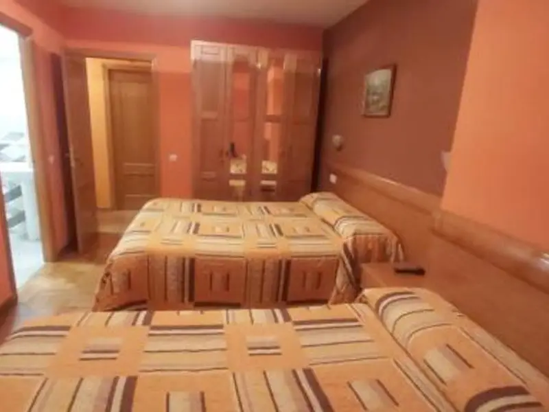 Hostal en Venta en Lugones Asturias 12 Habitaciones Doble Ideal Inversores