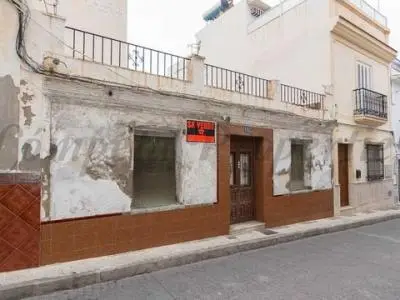 Casa Adosada en Nerja con Potencial de Expansión