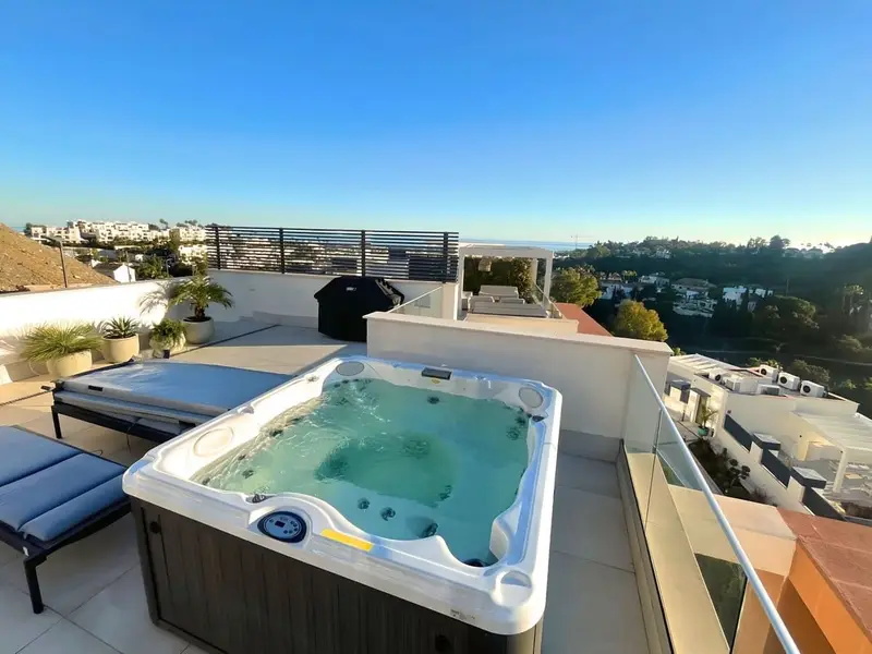 Atico Moderno en Venta en Benahavis con Jacuzzi y Vistas al Mar