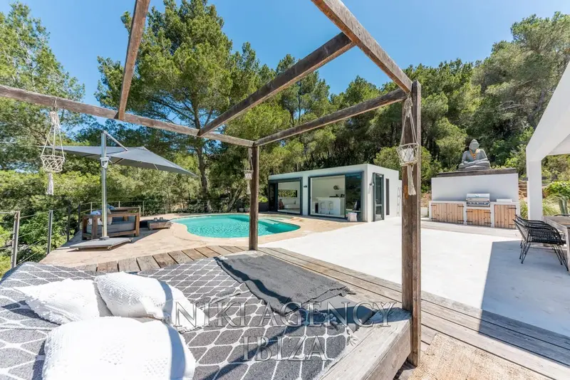 Chalet en venta San Jose Ibiza: Villa moderna con piscina y jardín