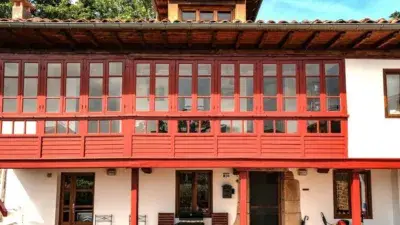 Chalet en venta con dos casas de piedra restauradas y granero