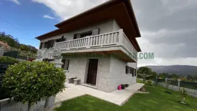 Chalet en Venta en Barro con Piscina y Amplias Habitaciones