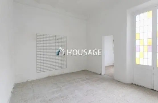 Edificio en Venta en Tordera con Detalles Arquitectonicos Originales
