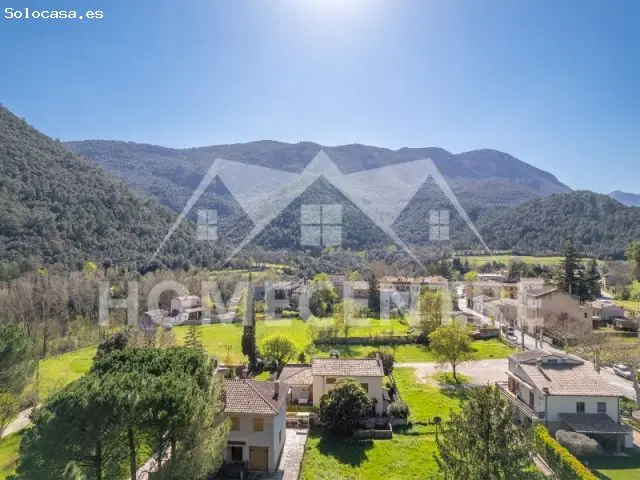 Casa con 3 Viviendas Independientes y Vistas a la Montaña en Albanyà