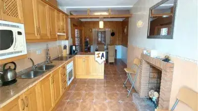 Casa en venta en Tozar: 3 dormitorios, 2 baños, patio y aire acondicionado