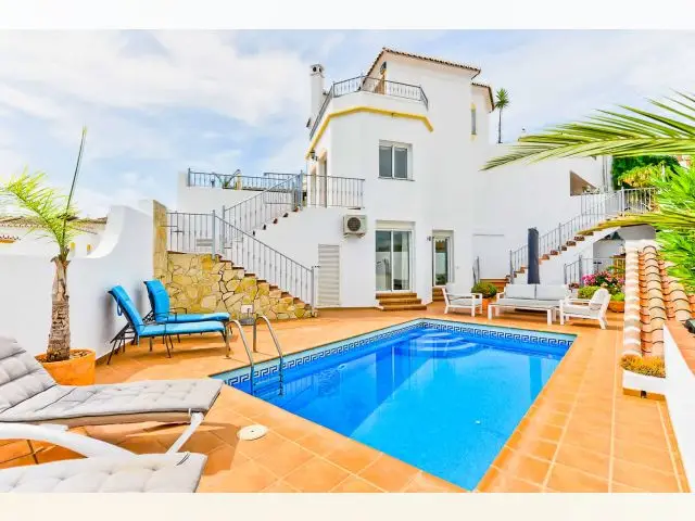 Piso 4 Dormitorios Nerja Alquiler Vistas al Mar Piscina Privada