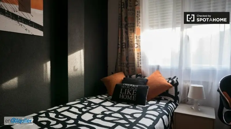 Habitación en Apartamento de 5 Dormitorios en Alcalá de Henares