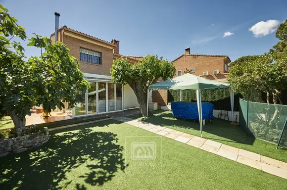 Chalet Pareado en Fuentehito con Piscina 5 Dormitorios