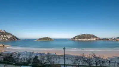 D
plex de Lujo en Primera L
ia de Playa Concha