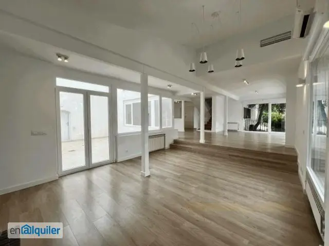 Chalet Independiente Reformado en Urbanizacion Privada con Piscina y Jardin