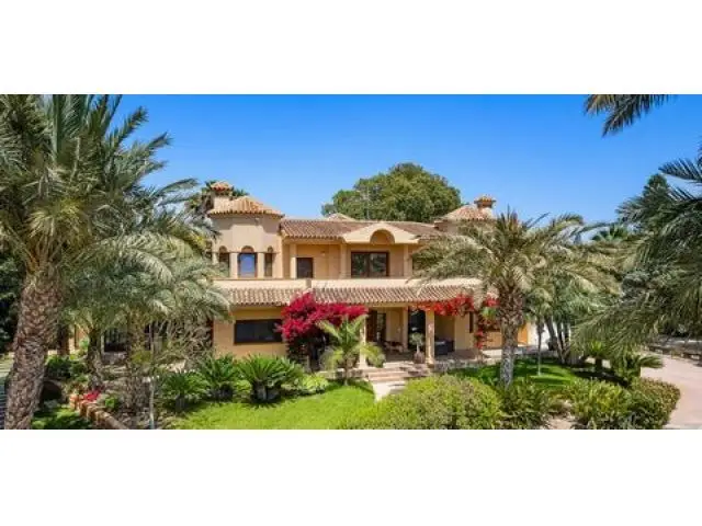 Villa en Venta Elche 6 Dormitorios Piscina Garaje Reformada