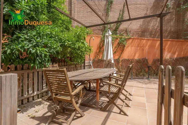 Pareado en Venta en Granada - 5 Dormitorios, Piscina Privada y Comunitaria