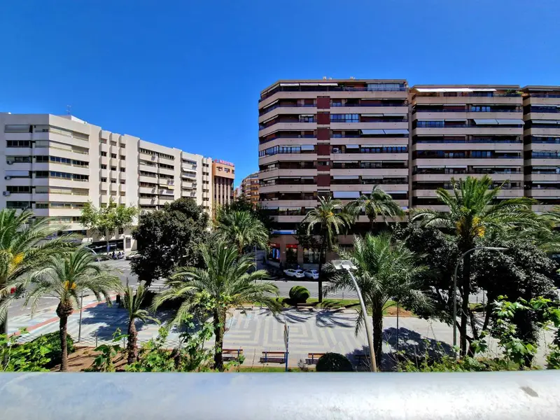 Piso 4 dormitorios con patio 100m2 en Alicante Centro