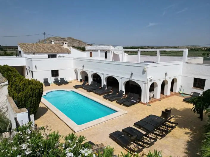 Villa de Lujo en Villena 13 Dormitorios 8 Apartamentos Licencia Turistica