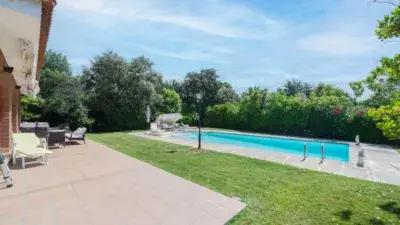 Chalet Independiente en Valdecabañas con Piscina y Pista de Tenis
