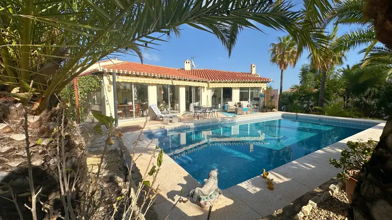 Villa con Piscina en La Nucia Cerca de Colegios Internacionales