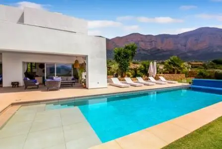 Villa Ibicenca en Jávea con Piscina y Vistas al Montgo
