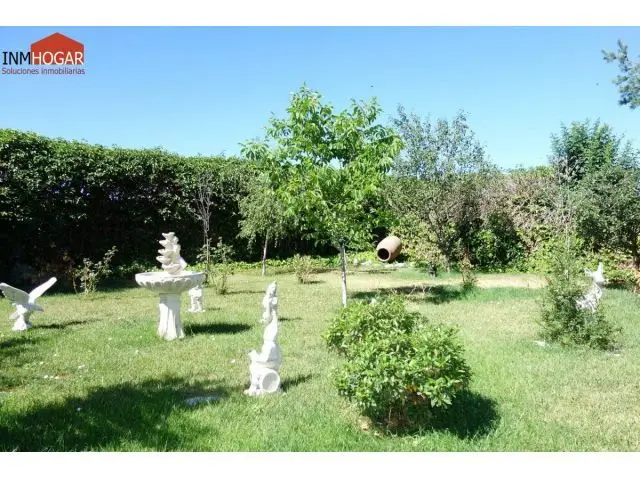 Finca en Venta en Ávila: Chalet con Piscina y Jardín
