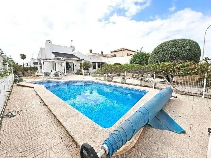 Villa 3 Dormitorios Los Alcázares Piscina Climatizada