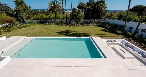 Villa Moderna en Marbella con Piscina y Lujosos Acabados