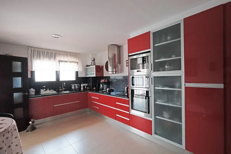 Chalet de Lujo en Pau Girona con Piscina Interior y 4 Suites
