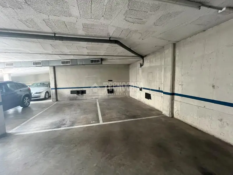 Plaza de Garaje en Venta en Barceloneta - Parking para Coche Grande