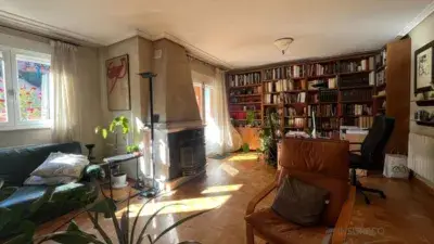 Chalet Adosado en Navatejera con 5 Dormitorios y Jardin
