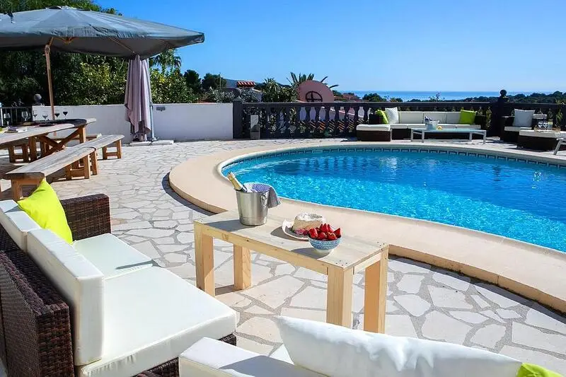 Villa en Moraira con Vistas al Mar y Piscina