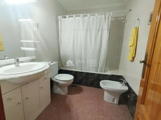 Piso Amplio en Novelda con Garaje y 2 Baños