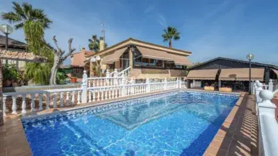 Chalet Rústico con Piscina en Los Girasoles Alicante