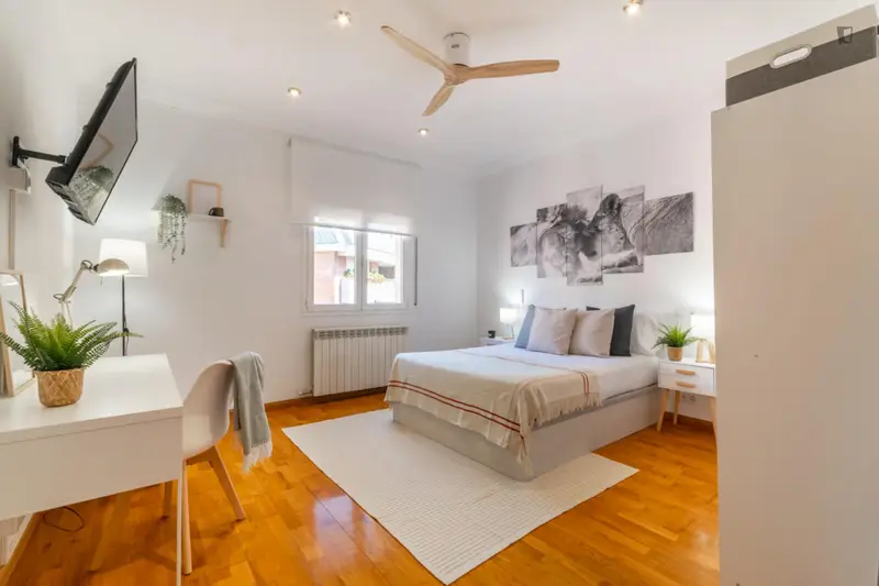Habitacion Doble Amueblada en Sarria con Smart TV