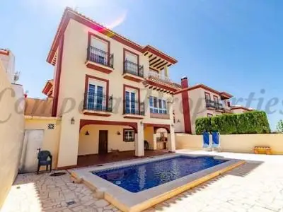 Villa en Pueblo Andaluz con Vistas al Mar y Piscina