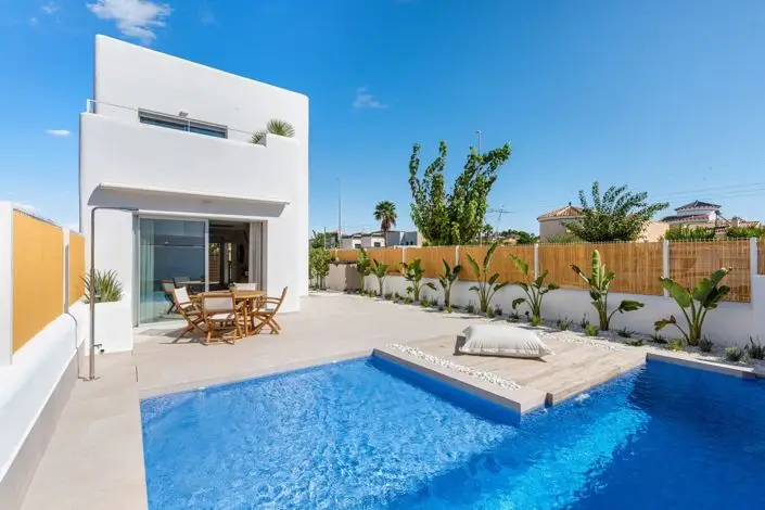 Villa en Los Alcázares 3 Dormitorios Estilo Ibicenco