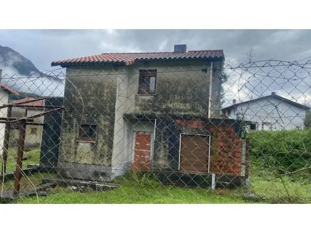 Gran Oportunidad: Suelo con Viviendas Unifamiliares en Ruesga Cantabria