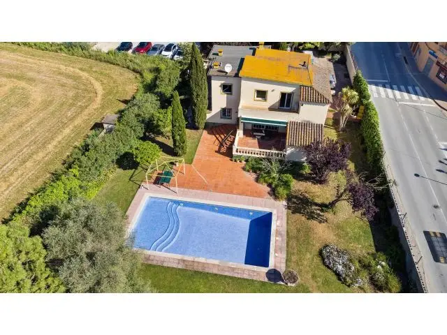 Villa con gran jardín de 1500m2 y piscina de 70m2 a 100m del centro de Sant Pere Pescador Sant Pere Pescador