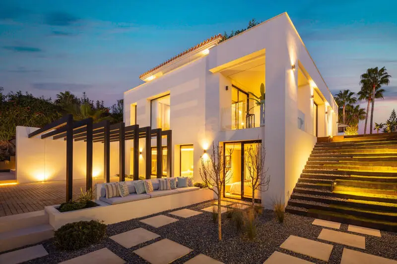 Villa de Lujo en Nueva Andalucia: Diseño Personalizado y Entretenimiento
