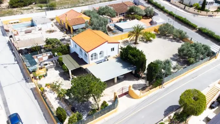 Villa 4 Dormitorios en Venta Urb El Oasis Cerca Playa La Marina
