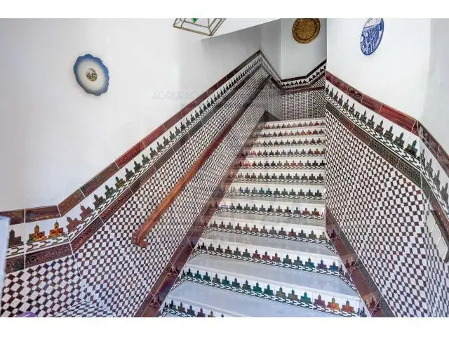 Casa en Venta en Camas Sevilla: Edificio con Local Comercial y Azotea